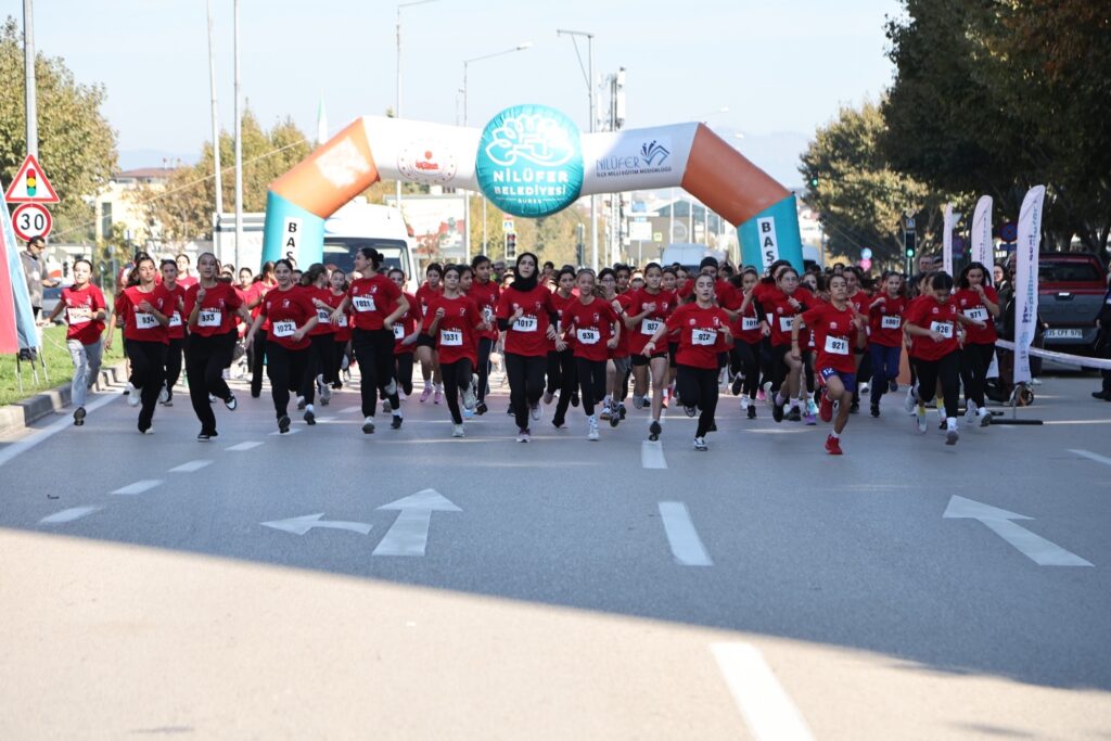 Nilüfer’de Cumhuriyet Koşusu Coşkusu: Bin 749 Öğrenci Cumhuriyet İçin Koştu