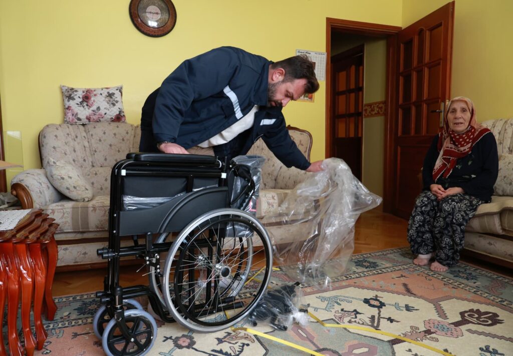 Osmangazi’de Sosyal Belediyecilik: İhtiyaç Sahibi Vatandaşlara Tekerlekli Sandalye