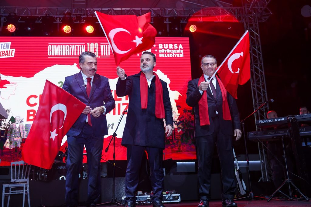 Bursa’da Cumhuriyet Yürüyüşü ve Ferhat Göçer Konserine Binler Akın Etti