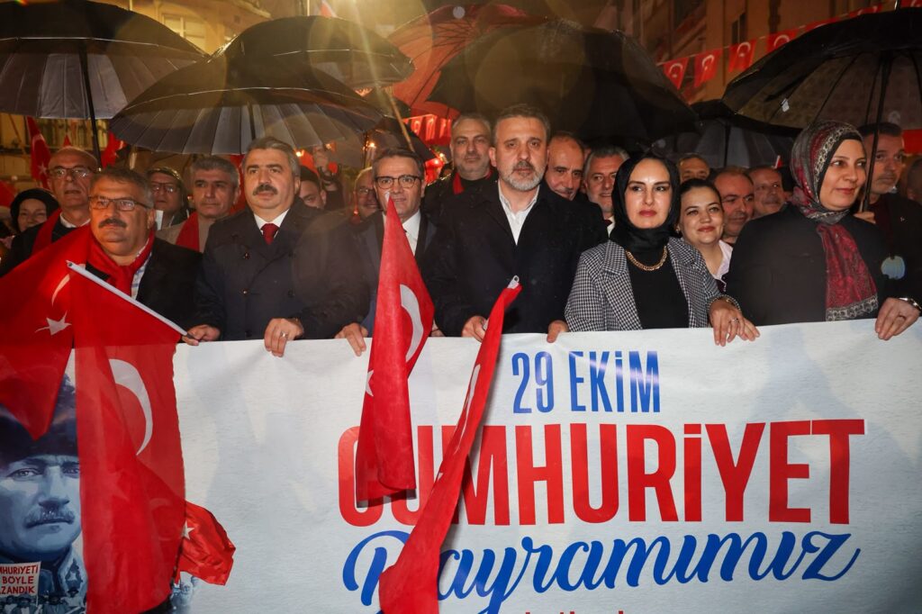 Bursa’da Cumhuriyet Yürüyüşü ve Ferhat Göçer Konserine Binler Akın Etti