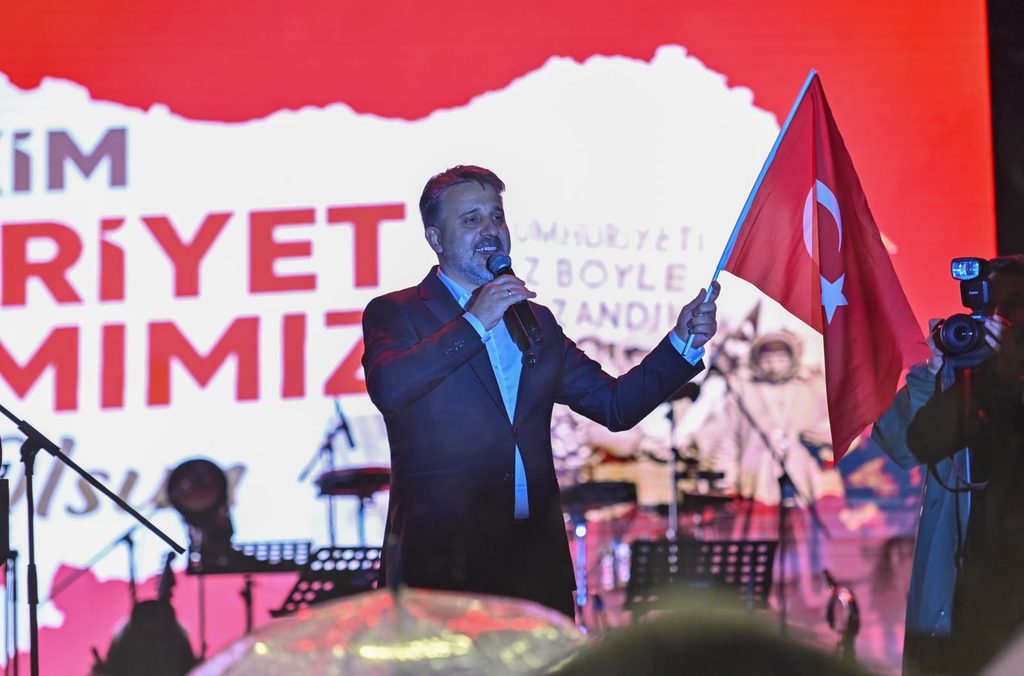 Bursa’da Cumhuriyet Korteji ve Berkay Konseriyle 103. Yıl Coşkusu Zirve Yaptı
