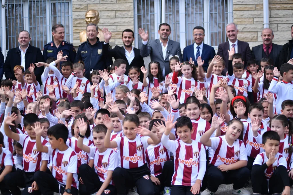 İnegöl’de 750 Öğrenciye İnegölspor Forması Coşkuyla Teslim Edildi
