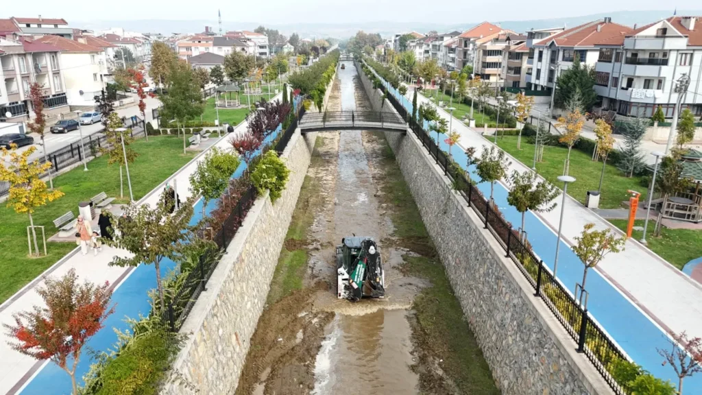 İnegöl’de Kış Öncesi Sel Ve Su Baskınlarına Karşı Dev Kanal İnegöl Temizliği