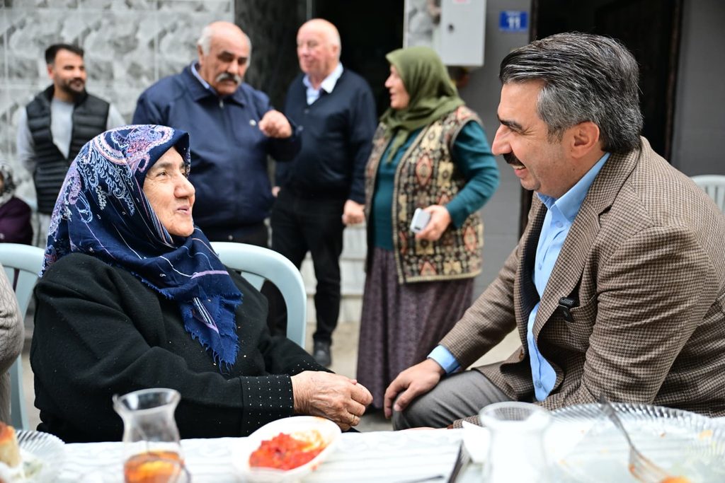 Başkan Oktay Yılmaz Daveti Geri Çevirmedi: Piremir’de Sokak Kahvaltısı Başkan Oktay Yılmaz Daveti Geri Çevirmedi: Piremir’de Sokak Kahvaltısı