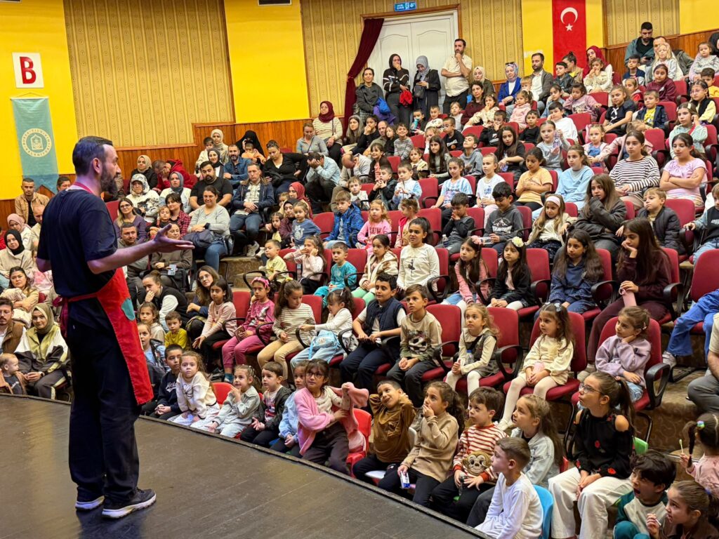Yıldırım’da Miniklere Ücretsiz Tiyatro Keyfi: ‘Evden Uzakta’ Oyunu Sahnelendi
