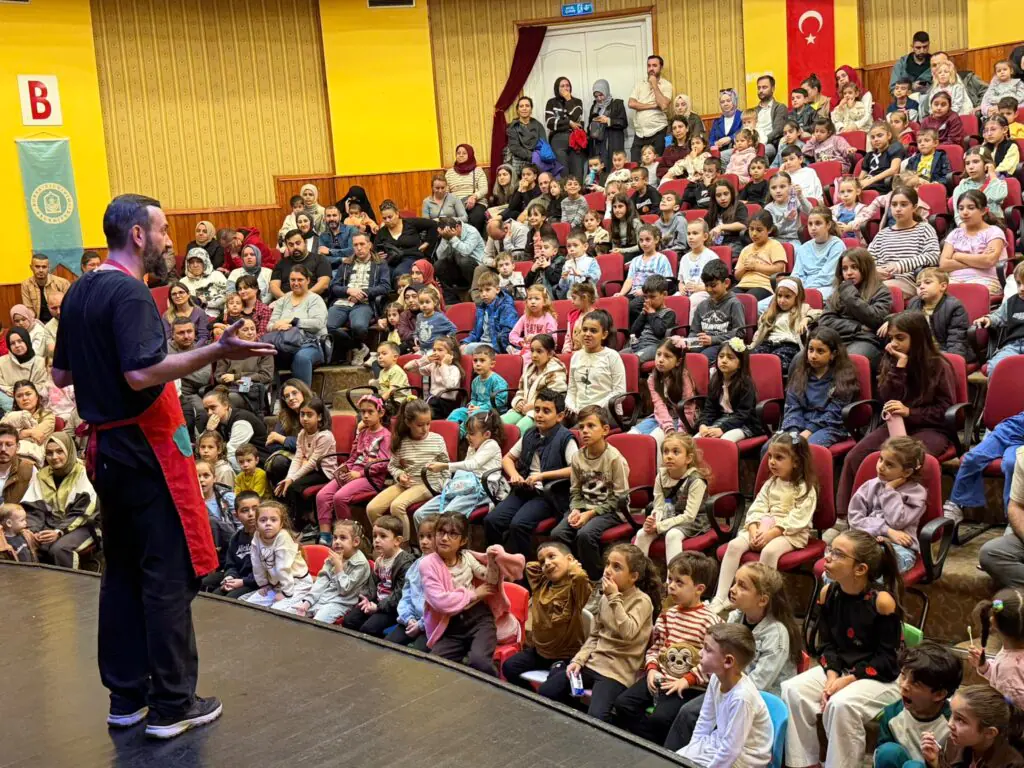 Yıldırım’da Miniklere Ücretsiz Tiyatro Keyfi: ‘Evden Uzakta’ Oyunu Sahnelendi